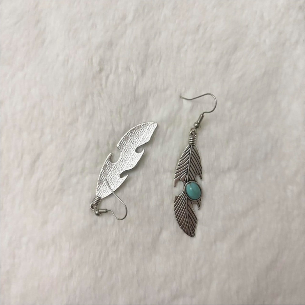 5/$15 🩷 MUST BUNDLE Silver Feather Dangle Earrings with Turquoise Stone - Picture 4 of 4